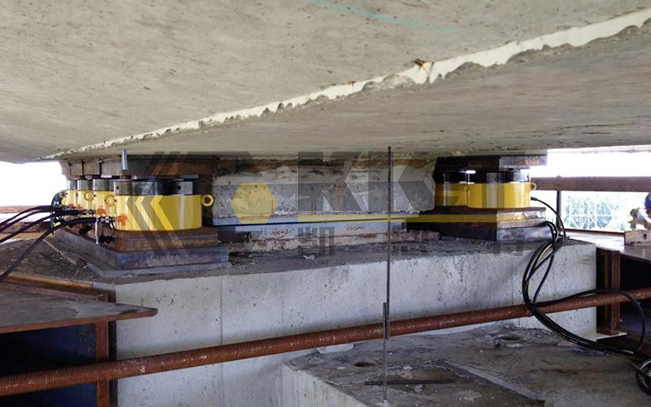 Hydraulic jack used for bridge lifting maintenance