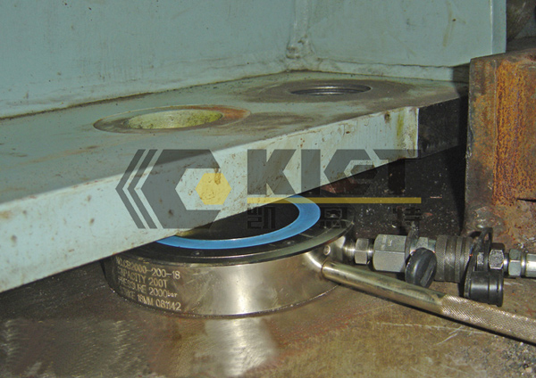Ultra-High Pressure Low-Profile Hydraulic Jacks for Marine Engine Adjustment