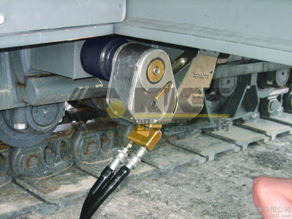 Driven Hydraulic Torque Wrench for Track Pre-Tightening in Large Construction Machinery