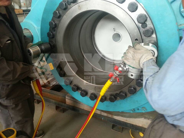 Driven Hydraulic Torque Wrench for Synchronous Bolt Pre-Tightening in Wind Turbine Hubs
