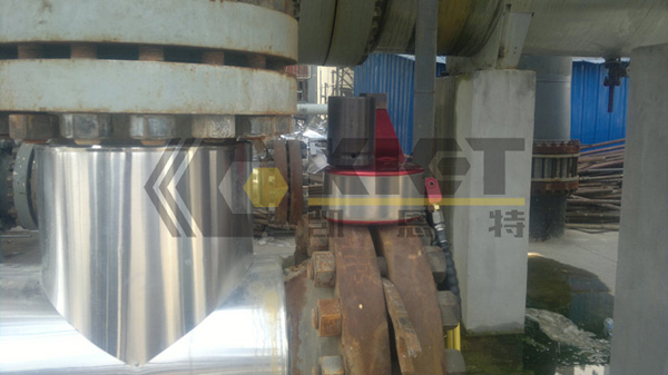 Driven Hydraulic Torque Wrench for Bolt Pre-Tightening in Reactor Vessels