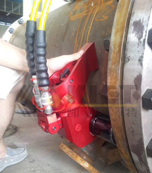 Driven Hydraulic Torque Wrench for Pressure Vessel Disassembly in Chemical Plants