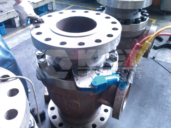 Valve Bolt Pre-tightening Using Hollow Hydraulic Torque Wrenches