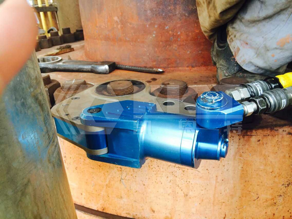 Synchronous Flange Bolt Tightening with Hollow Hydraulic Torque Wrenches
