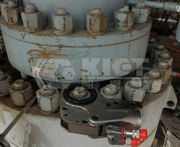 Bolt Pre-tightening for Pressure Vessels with Hollow Hydraulic Torque Wrenches