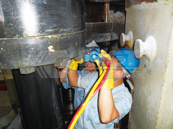 Metallurgical Equipment Bolt Pre-tightening with Hollow Hydraulic Torque Wrenches