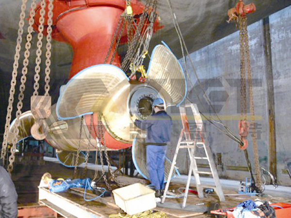 Hydraulic Bolt Tensioner for Marine Propeller Installation and Removal