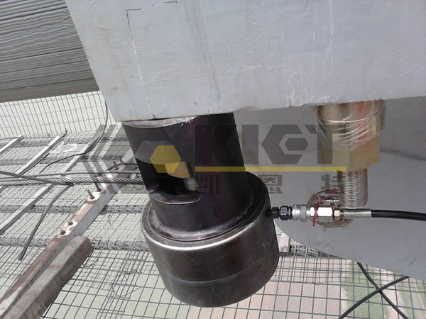 Hydraulic nuts for building nut tightening