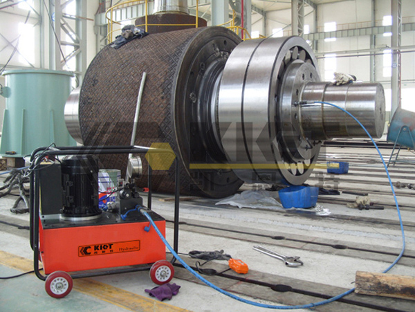 Hydraulic nut for bearing nut tightening