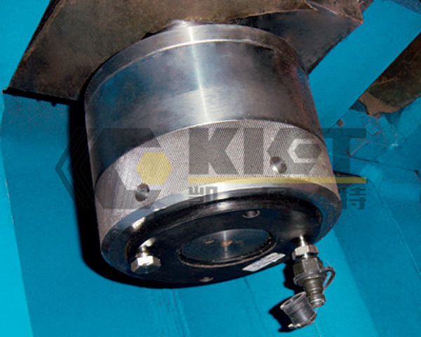 Hydraulic nuts are used for supporting large vibration equipment