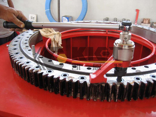 Torque multiplier for bolt pre-tightening of construction machinery slewing support