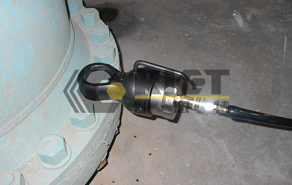 Nut splitter for breaking rusty nuts