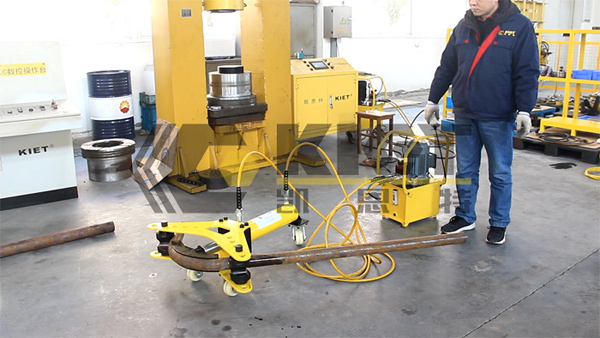 On-site operation of the KET-DWG-76 hydraulic pipe bender