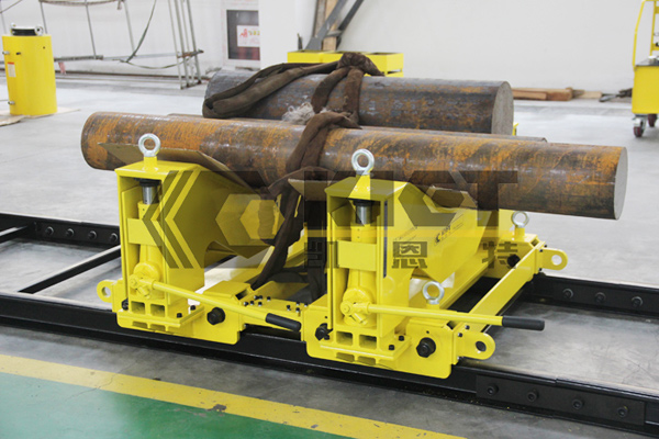 On the site of the lifting of the steel structure of the rail heavy object hydraulic pusher