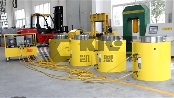 Double-acting synchronous quantitative hydraulic pump is used with hydraulic jack for one drag and four