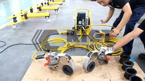 Hydraulic wrench special hydraulic pump station supporting hydraulic wrench one for two use