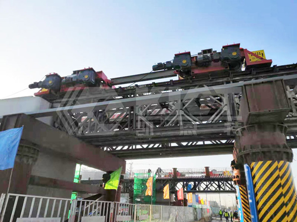 A set of 4 three-dimensional adjustment hydraulic trolleys to be placed on predetermined track