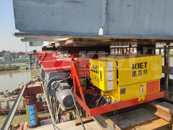 Three-dimensional adjustment hydraulic system for synchronous control and fine-tuning of 4 three-dimensional adjustment hydraulic trolleys