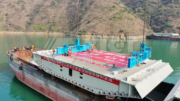 The first girder body is ready for hoisting