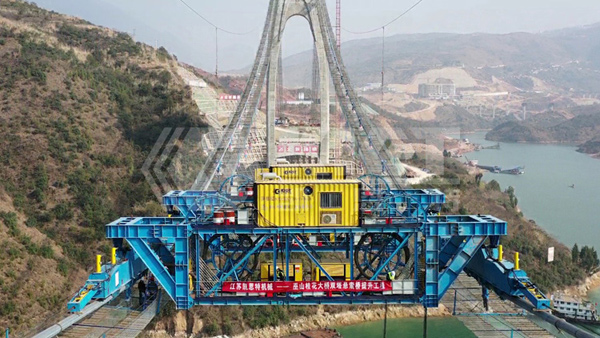 The hoisting process of the first girder using the synchronous lifting hydraulic system