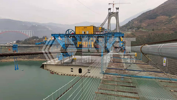 The first girder is hoisted in place using a synchronous lifting hydraulic system