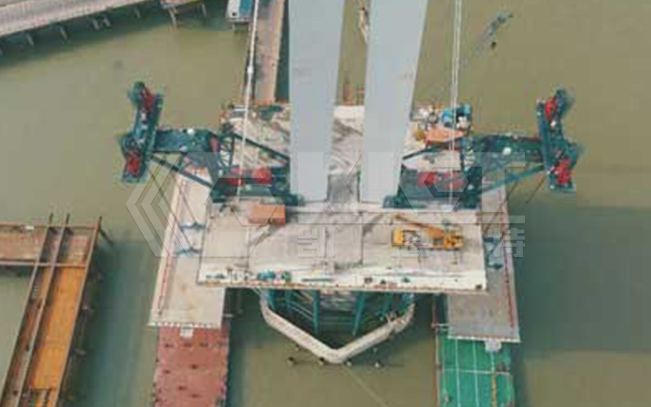 Strand hydraulic jack for cantilever beam section hoisting