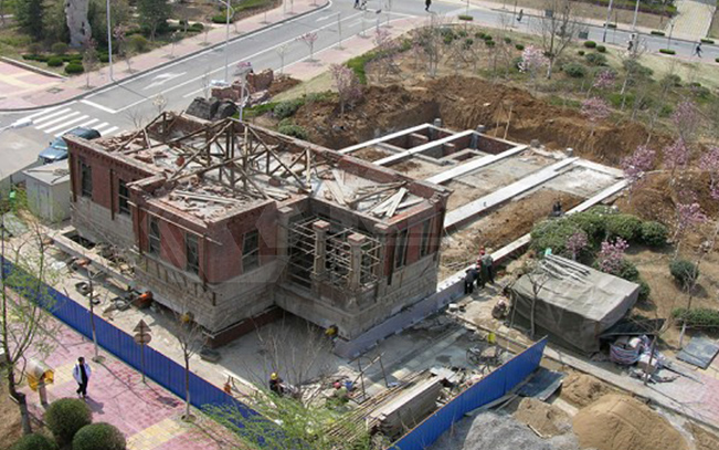 Use the synchronous lifting system to move the ancient buildings in translation