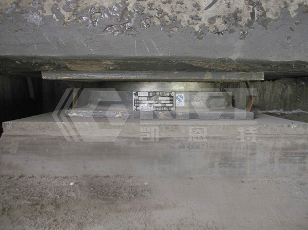 The bridge bearing is aging and needs to be replaced urgently