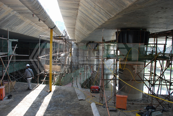 (The bridge bearing is aging and needs to be replaced urgently)