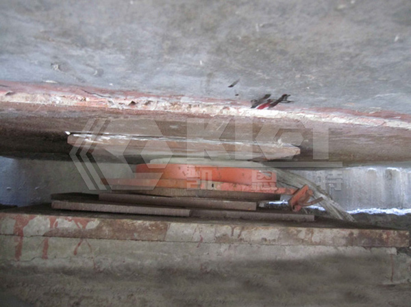 (The main bridge pier is lifted synchronously to replace the bearing)