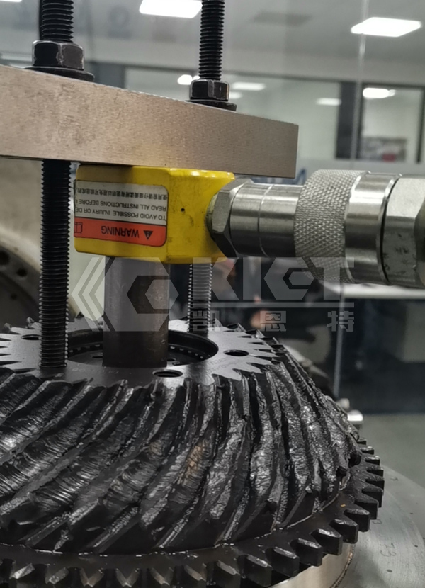 Dismantling Fixtures Using Ultra-Low Pancake Hydraulic Cylinders