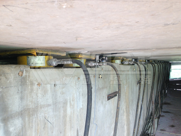 Ultra-Low Profile Hydraulic Cylinders for Synchronous Lifting and Rubber Bearing Replacement in Highway Bridge Maintenance