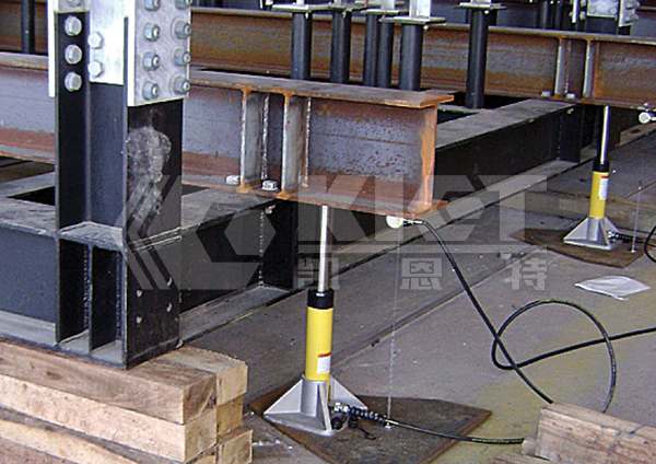 Synchronized Lifting and Installation of Large Steel Structures with Single-Acting Hydraulic Cylinders