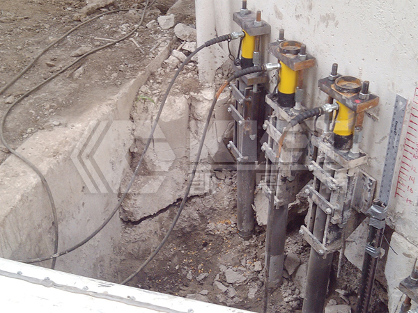 Synchronized House Lifting and Realignment Using Single-Acting Hydraulic Cylinders