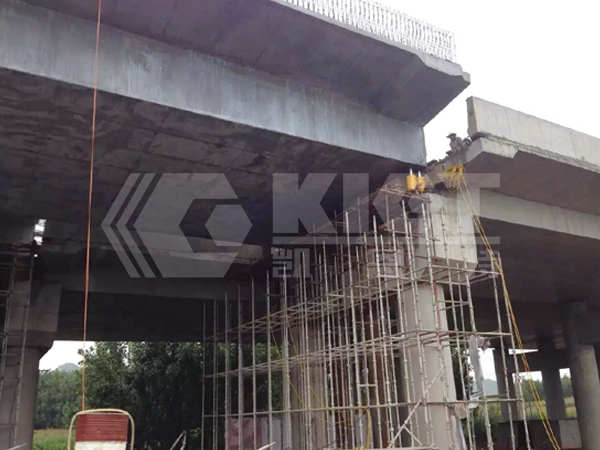 Double-Acting Hydraulic Cylinders for Synchronized Lifting and Lowering in Bridge Maintenance