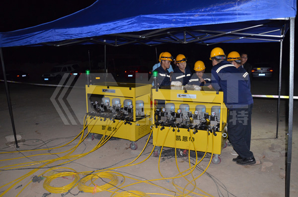 Two frequency conversion synchronous lifting hydraulic systems control the synchronous lifting of the beam