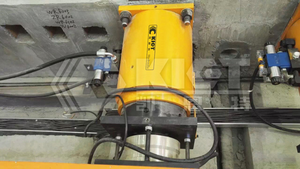 Double-Acting Mechanical Self-Locking Hydraulic Jacks for Strength Testing of Concrete Structural Components
