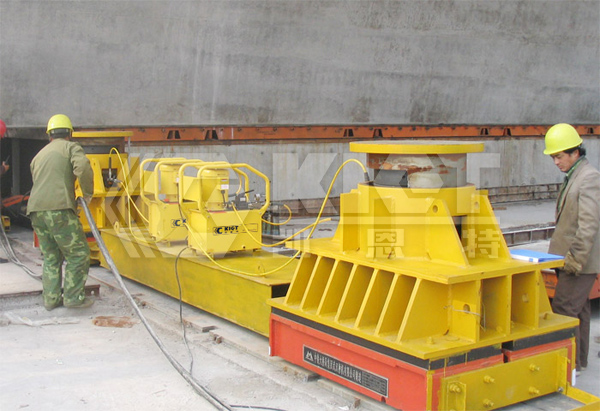 Double-Acting Mechanical Self-Locking Hydraulic Jacks for Lifting Precast Box Girders