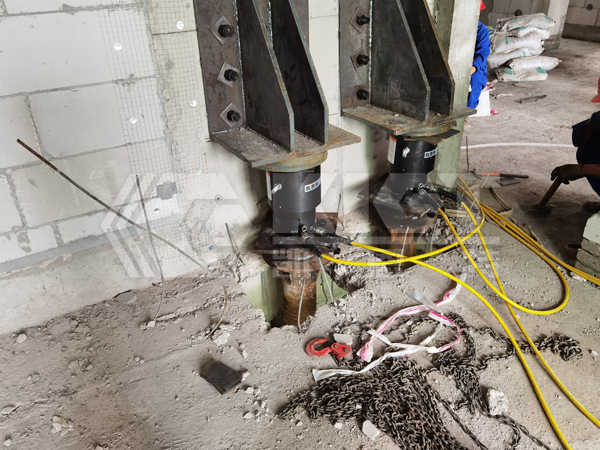 External Thread Self-Locking Hydraulic Jacks for Lifting and Reinforcement of Installed Roofs