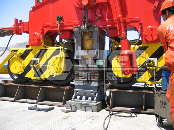 Double-Acting, High-Tonnage Hydraulic Jacks for Synchronous Lifting and Maintenance of Port Machinery