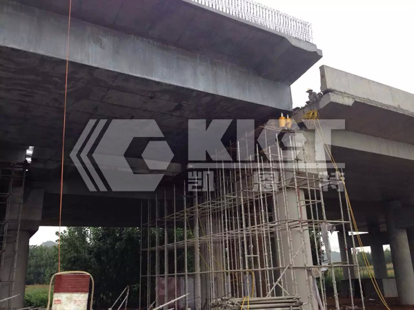 Double-Acting, High-Tonnage Hydraulic Jacks for Synchronous Lifting and Lowering of Bridge Beams in Bridge Maintenance
