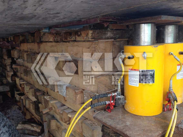 Double-Acting, High-Tonnage Hydraulic Jacks for Synchronous Beam Lowering in Cast-in-Place Bridge Construction