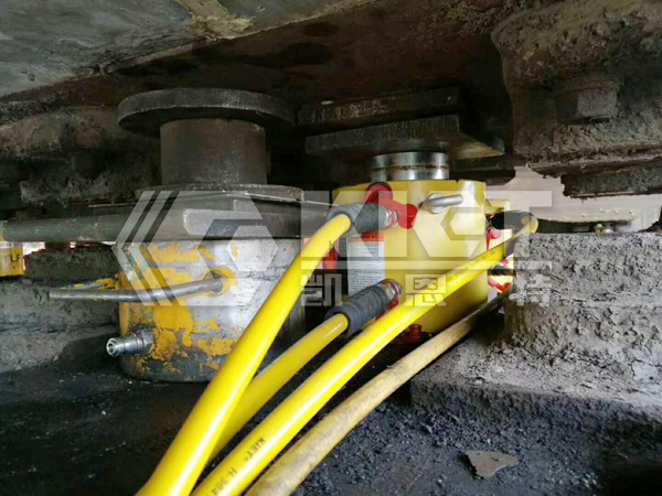 Double-Acting, High-Tonnage Hydraulic Jacks for Synchronous Lifting of Inland River Bridges
