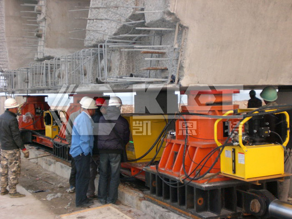 Double-Acting, High-Tonnage Hydraulic Jacks for Synchronous Box Girder Pushing in Bridge Construction