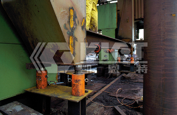 Synchronized Ship Hull Lifting in Shipyards with Single-Acting High-Capacity Hydraulic Jacks
