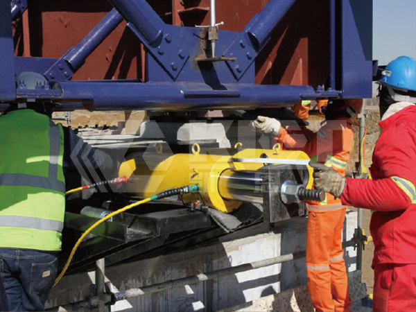 Double-Acting Hollow Plunger Hydraulic Cylinders for Synchronized Pulling of Steel Structures in Bridge Projects