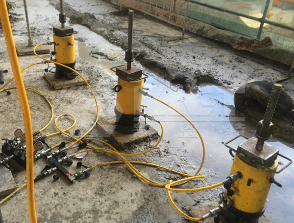 Double-Acting Hollow Plunger Hydraulic Cylinders for Synchronized Lifting of Steel Structures in Bridge Construction