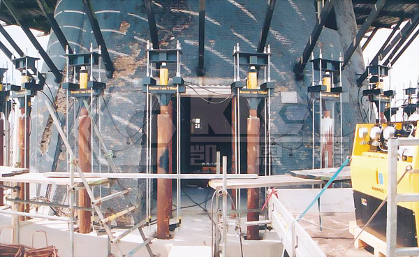 Single-Acting Hollow Plunger Cylinders for Synchronous Lifting and Sliding of Large Wind Turbines