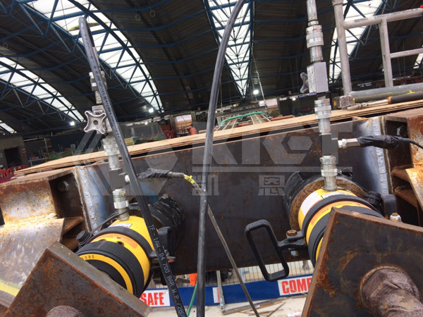 Single-Acting Hollow Plunger Cylinders for Synchronous Traction of Steel Dome Structures