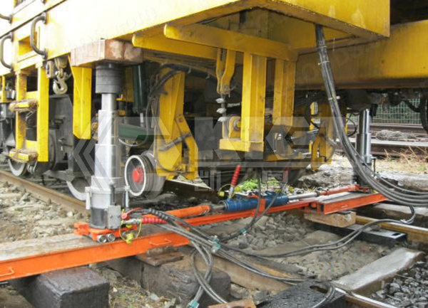 Multi-Stage Hydraulic Climbing Jacks for Locomotive Maintenance and Lifting